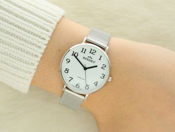 Bisset BIS116 BSBF32 – elegancki szwajcarski zegarek klasyczny z białą tarczą, szafirowym szkłem i srebrną bransoletą. Idealny do codziennego noszenia.3.jpg
